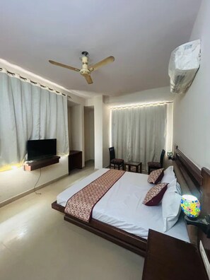Egyptian cotton sheets, premium bedding, free WiFi, bed sheets - Fabhotel Prime View (Jaipur)