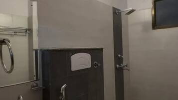 Deluxe Room | Bathroom | Shower, rainfall showerhead, free toiletries, towels