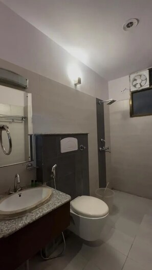 Deluxe Room | Bathroom | Shower, rainfall showerhead, free toiletries, towels - Fabhotel Prime View (Jaipur)