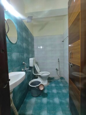 Deluxe Room | Bathroom | Shower, rainfall showerhead, towels - Fabhotel Chaitanya Inn (Rajgurunagar)