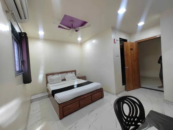 Deluxe Room | Egyptian cotton sheets, premium bedding, in-room safe, free WiFi - Fabhotel Chaitanya Inn (Rajgurunagar)