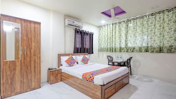 Egyptian cotton sheets, premium bedding, in-room safe, free WiFi