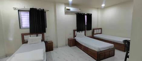 Egyptian cotton sheets, premium bedding, in-room safe, free WiFi