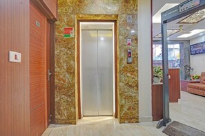 Lobby - Fabhotel Raj Rajeshwari (New Delhi)