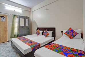 ملاءات من القطن المصري وأغطية فراش متميزة وخزنة داخل الغرفة