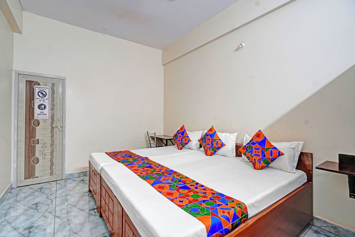 ملاءات من القطن المصري وأغطية فراش متميزة وخزنة داخل الغرفة