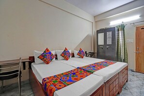 ملاءات من القطن المصري وأغطية فراش متميزة وخزنة داخل الغرفة