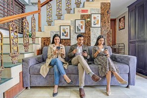 Lobby sitting area - Fabhotel Sandalwood Vibes (Bhopal)