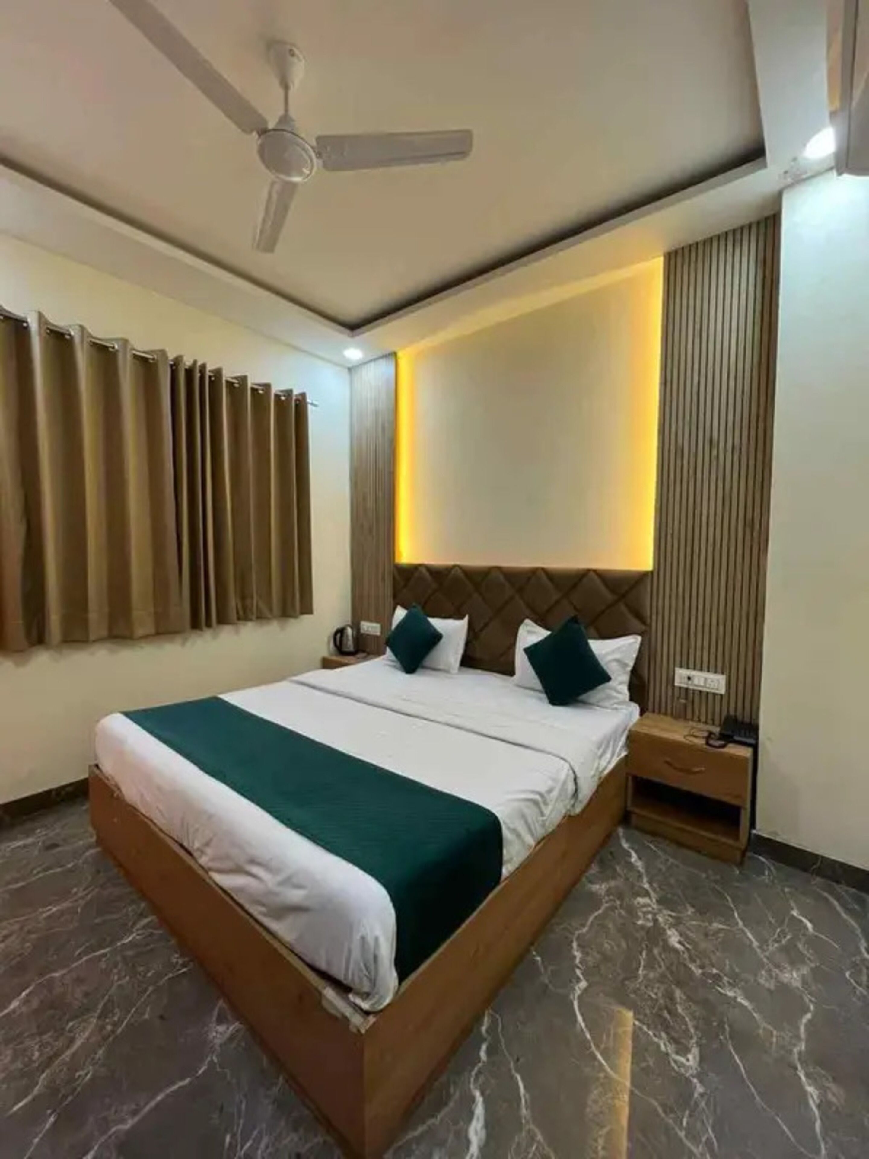 Egyptian cotton sheets, premium bedding, in-room safe, free WiFi