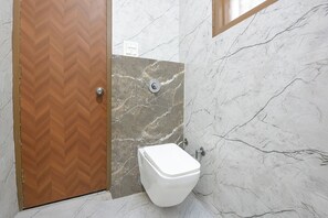 Dusch, regndusch, gratis toalettartiklar och handdukar