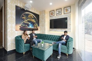 Lobby sitting area - Fabhotel Rb Inn (Amritsar)