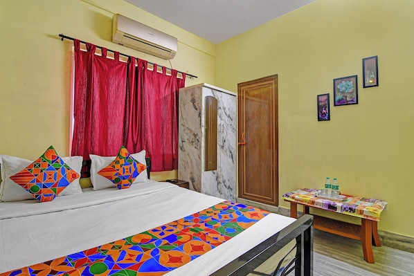 Egyptian cotton sheets, premium bedding, in-room safe, free WiFi - Via Crown (Kolkata)