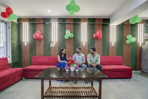 Lobby sitting area - Via Red Leaf Stay (New Delhi)