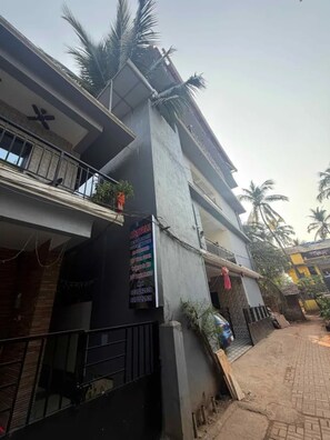 المنش أة من الخارج