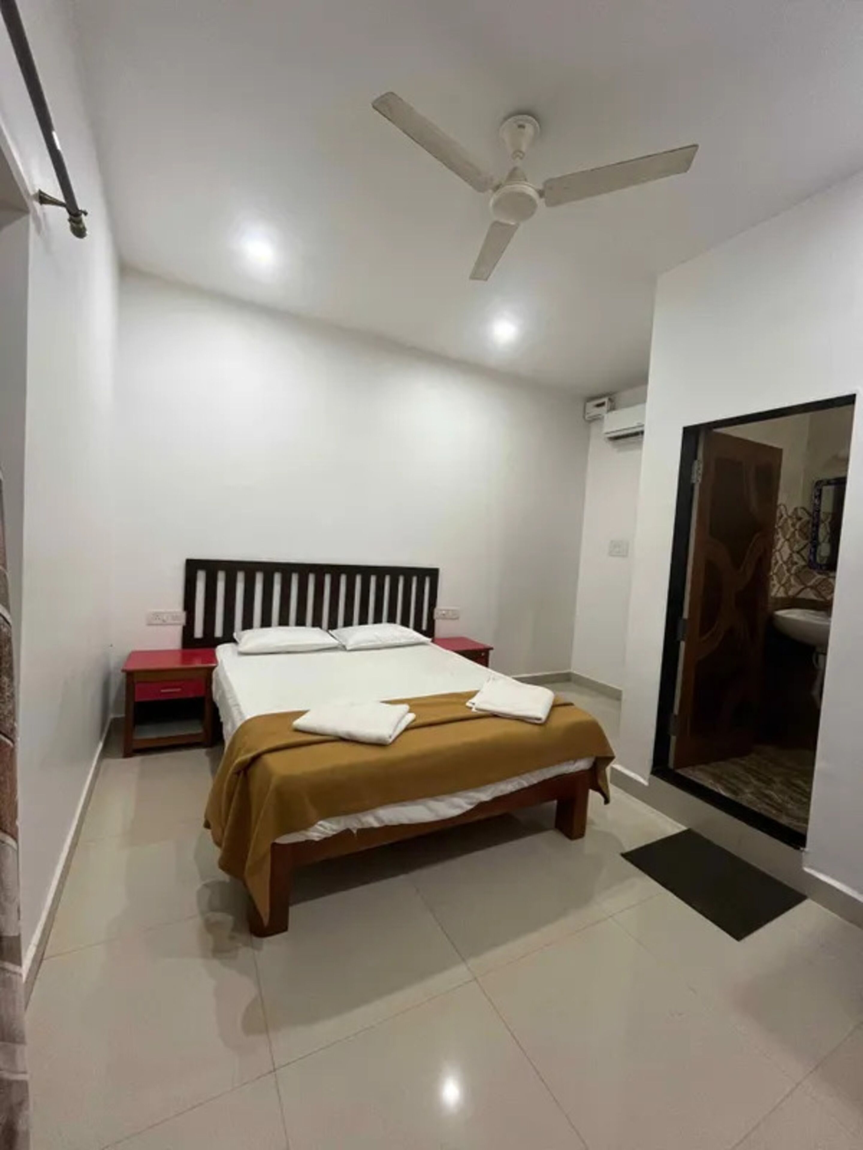 ملاءات من القطن المصري وأغطية فراش متميزة وخزنة داخل الغرفة