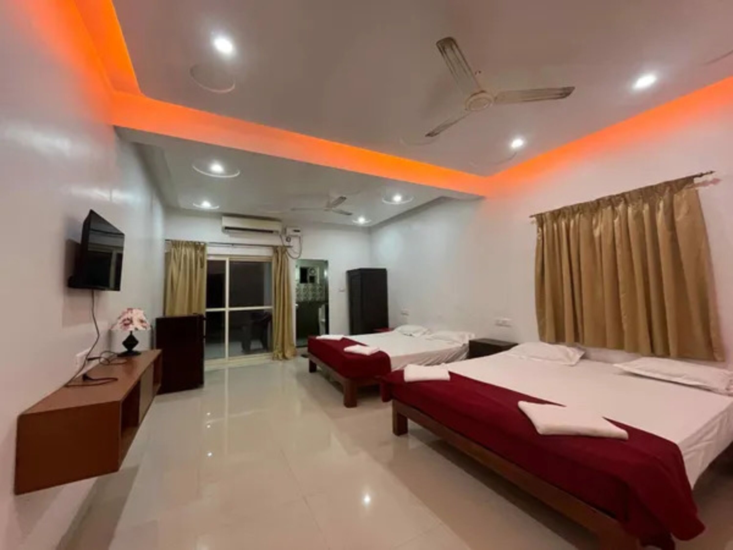 ملاءات من القطن المصري وأغطية فراش متميزة وخزنة داخل الغرفة