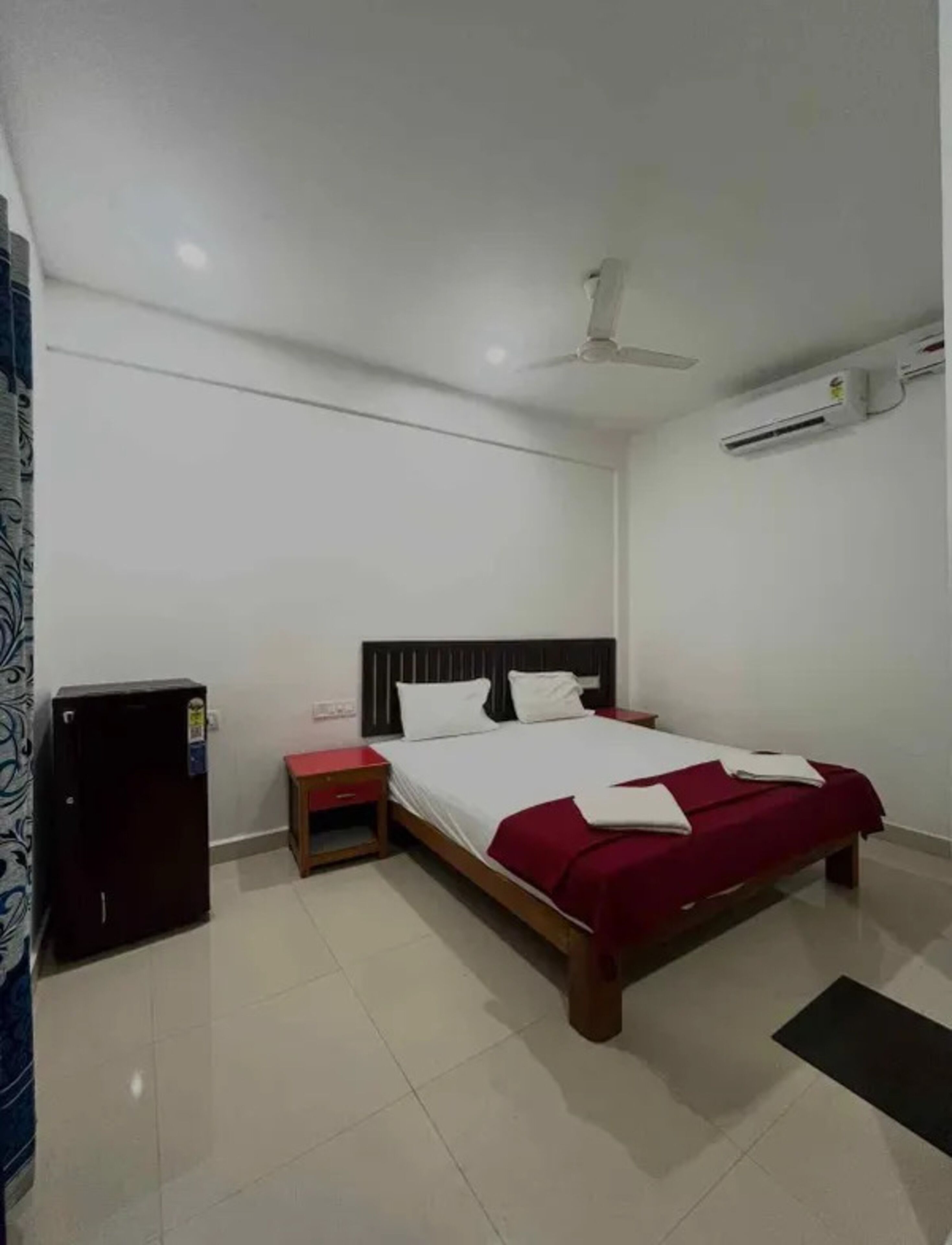 ملاءات من القطن المصري وأغطية فراش متميزة وخزنة داخل الغرفة