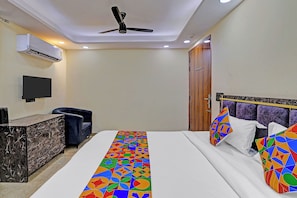 Egyptian cotton sheets, premium bedding, in-room safe, free WiFi - Fabhotel Havenora (New Delhi)