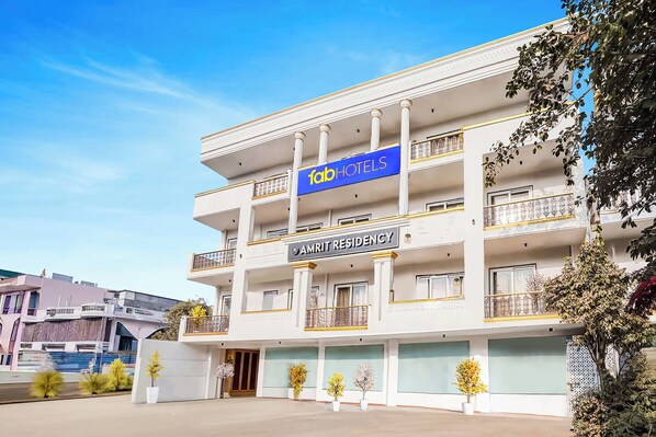 Exterior - Fabhotel Amrit Luxury Inn (Gurugram)