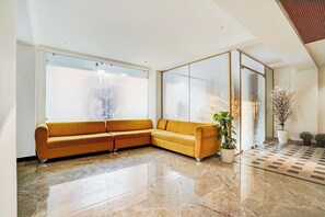 Lobby sitting area - Fabhotel Amrit Luxury Inn (Gurugram)