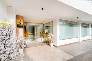 Property entrance - Fabhotel Amrit Luxury Inn (Gurugram)