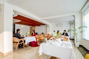 Restaurant - FabHotel Amrit Luxury Inn - Near Candor Tech Space (Gurugram)