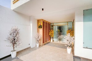 Property entrance - FabHotel Amrit Luxury Inn - 1km from RBS Services India Pvt. Ltd Gurgaon (Gurugram)