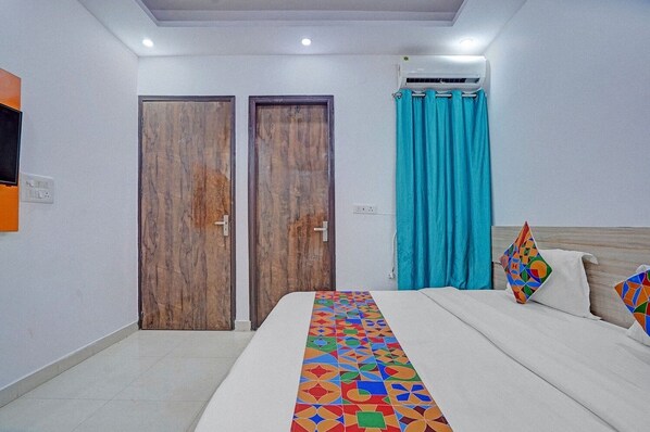 Egyptian cotton sheets, premium bedding, in-room safe, free WiFi - Fabhotel Rose Residency (New Delhi)