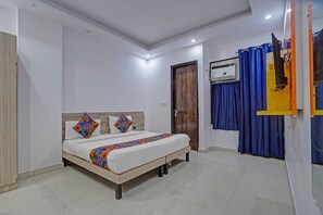Egyptian cotton sheets, premium bedding, in-room safe, free WiFi - Fabhotel Rose Residency (New Delhi)