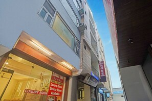 Property entrance - Fabhotel Rose Residency (New Delhi)