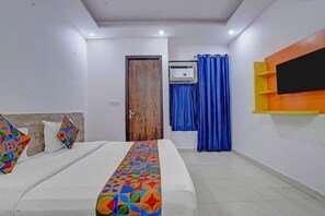 Egyptian cotton sheets, premium bedding, in-room safe, free WiFi - Fabhotel Rose Residency (New Delhi)