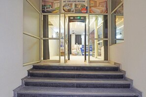 Property entrance - Fabhotel Rose Residency (New Delhi)