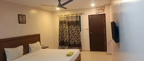 Egyptian cotton sheets, premium bedding, in-room safe, free WiFi