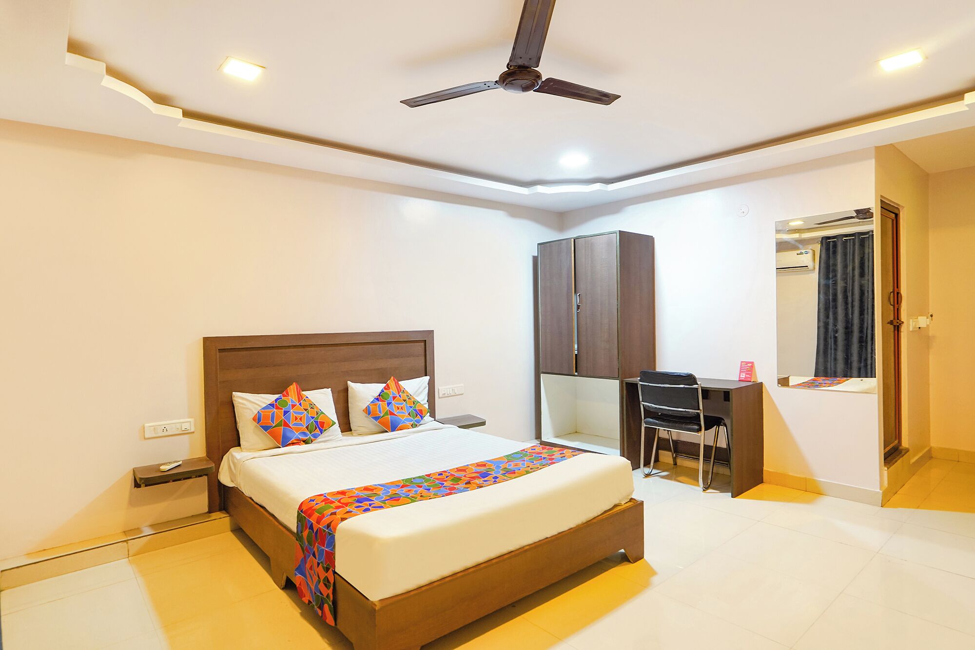 Egyptian cotton sheets, premium bedding, in-room safe, free WiFi