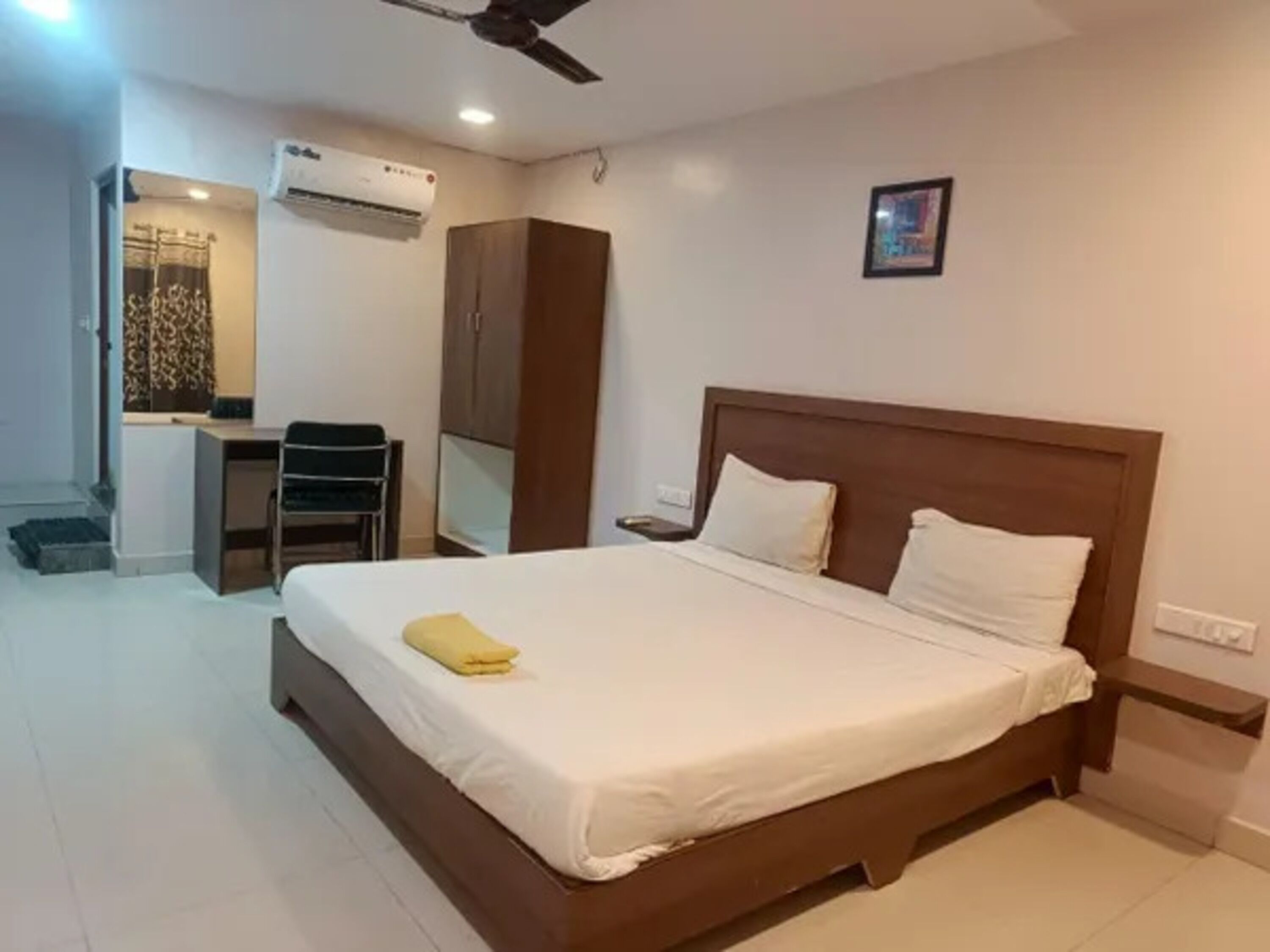 ห้องดีลักซ์ | ผ้าปูที่นอนฝ้ายอียิปต์, เครื่องนอนระดับพรีเมียม, ตู้นิรภัยในห้องพัก