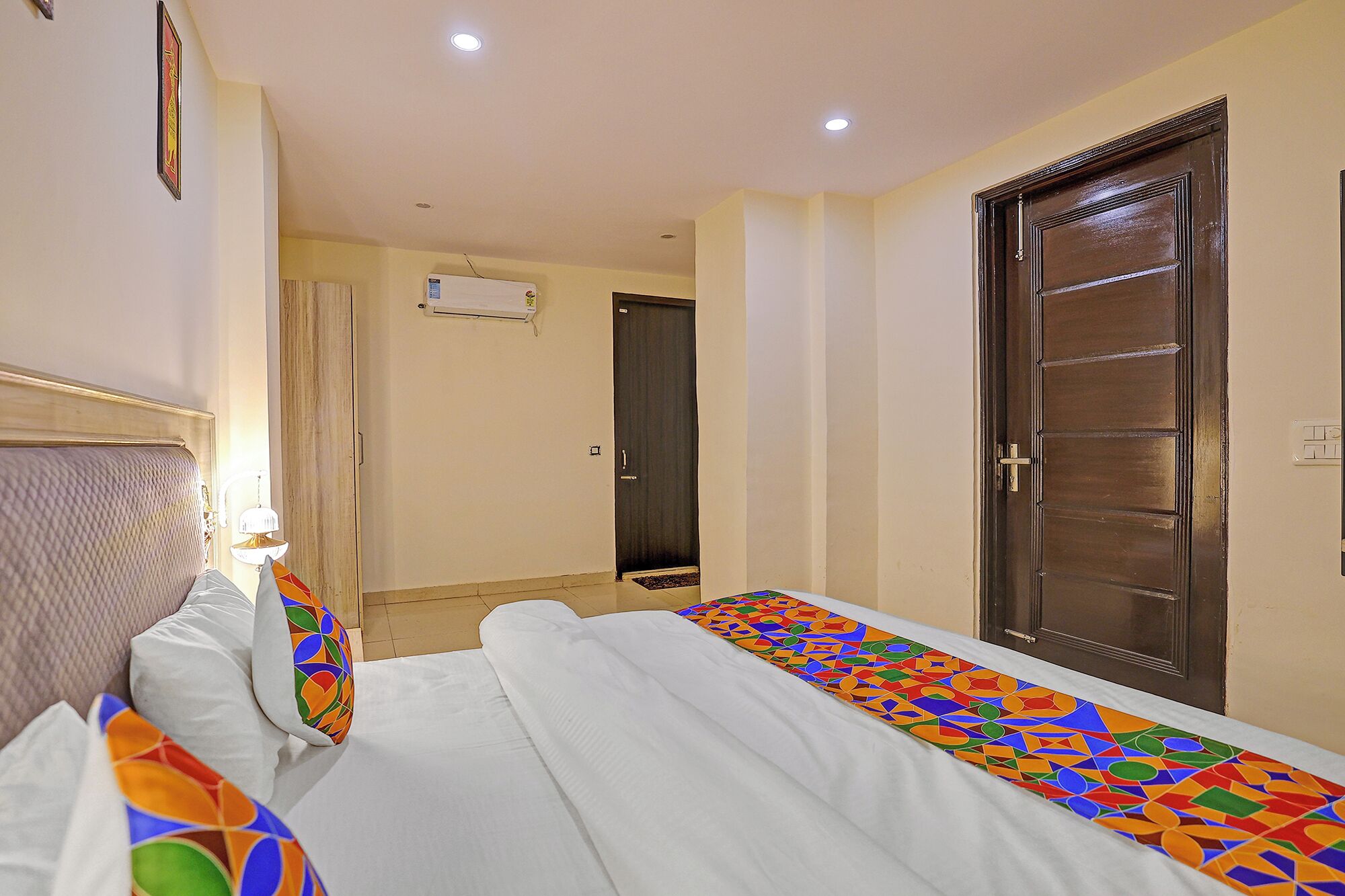 ملاءات من القطن المصري وأغطية فراش متميزة وخزنة داخل الغرفة