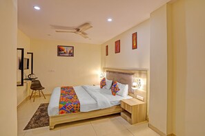 Egyptian cotton sheets, premium bedding, in-room safe, free WiFi - FabHotel Orchid White Inn - 600m from Noida Sector 16 Metro Station Noida (Noida)