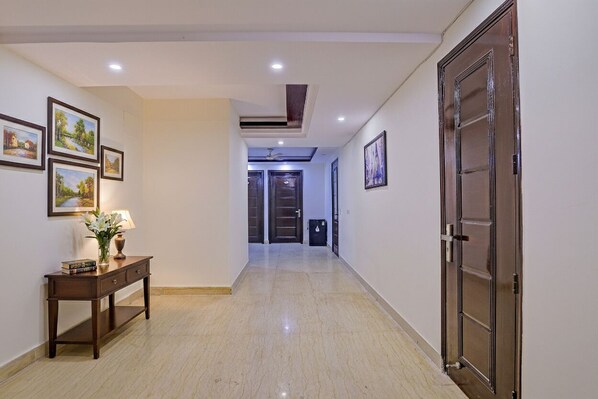 Lobby - FabHotel Orchid White Inn - 600m from Noida Sector 16 Metro Station Noida (Noida)