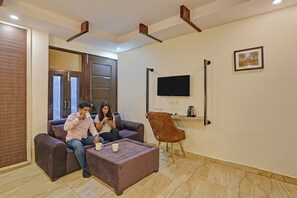 Egyptian cotton sheets, premium bedding, in-room safe, free WiFi - FabHotel Orchid White Inn - 600m from Noida Sector 16 Metro Station Noida (Noida)