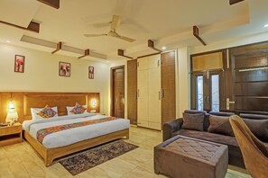 Egyptian cotton sheets, premium bedding, in-room safe, free WiFi - Fabhotel Orchid White Inn (Noida)