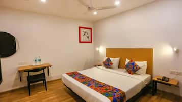 ملاءات من القطن المصري وأغطية فراش متميزة وخزنة داخل الغرفة