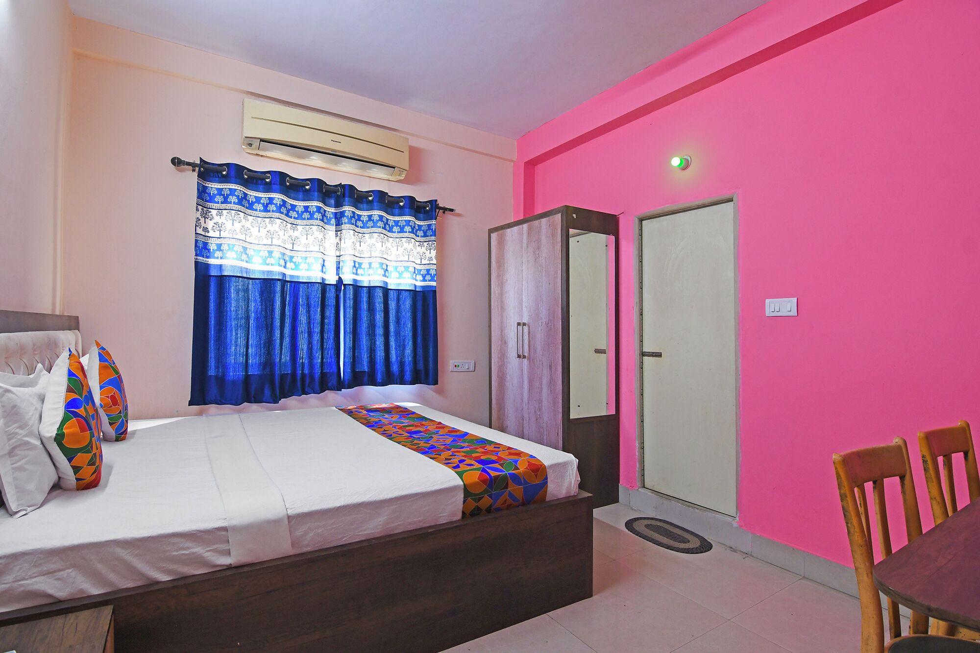 Egyptian cotton sheets, premium bedding, in-room safe, free WiFi