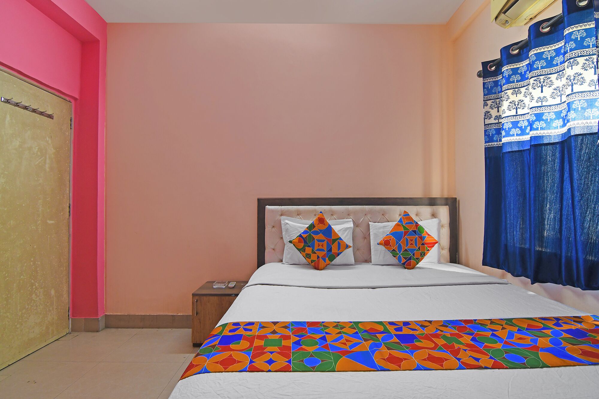 Egyptian cotton sheets, premium bedding, in-room safe, free WiFi