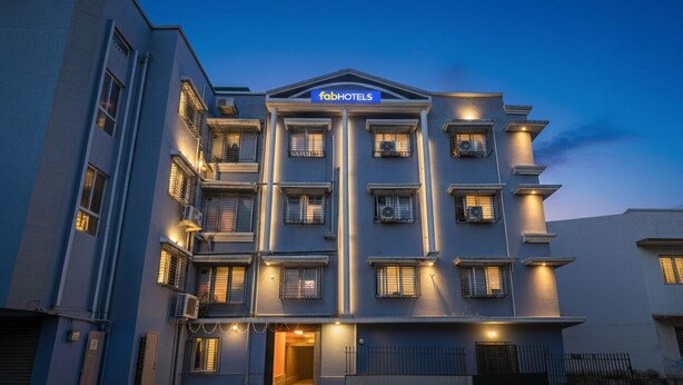 En byggnad med flera våningar, och en skylt med texten ”fabHOTELS”.