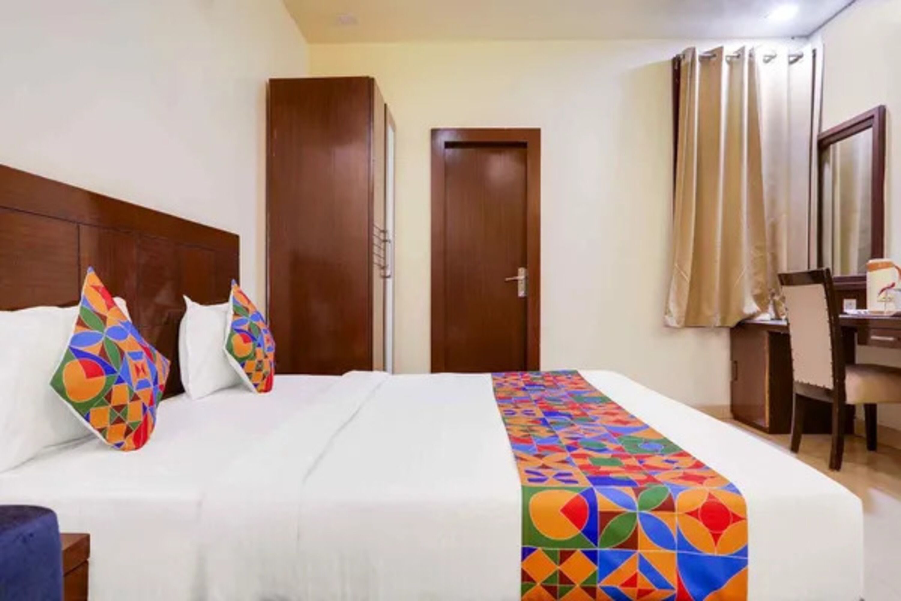 Egyptian cotton sheets, premium bedding, in-room safe, free WiFi