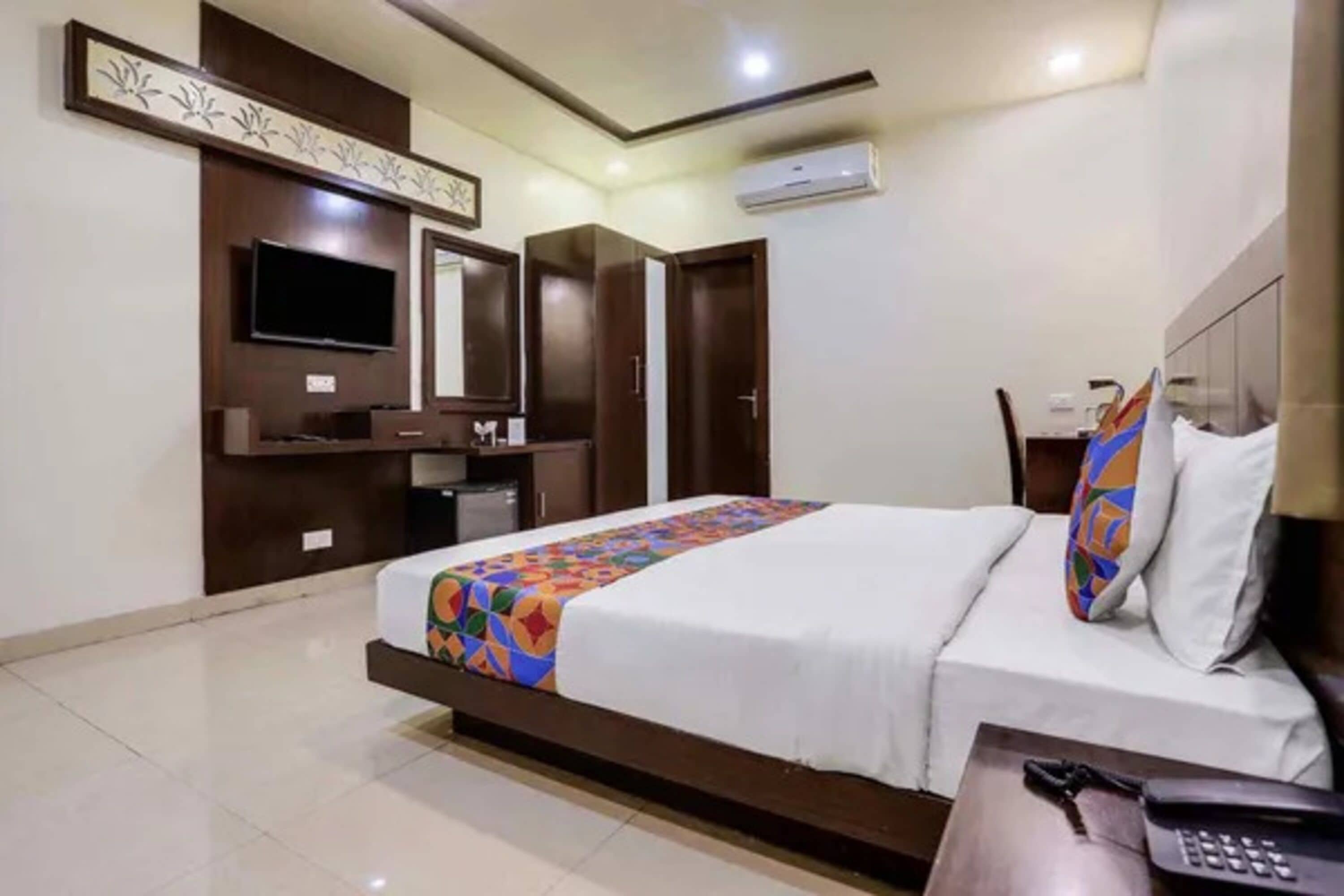 Egyptian cotton sheets, premium bedding, in-room safe, free WiFi