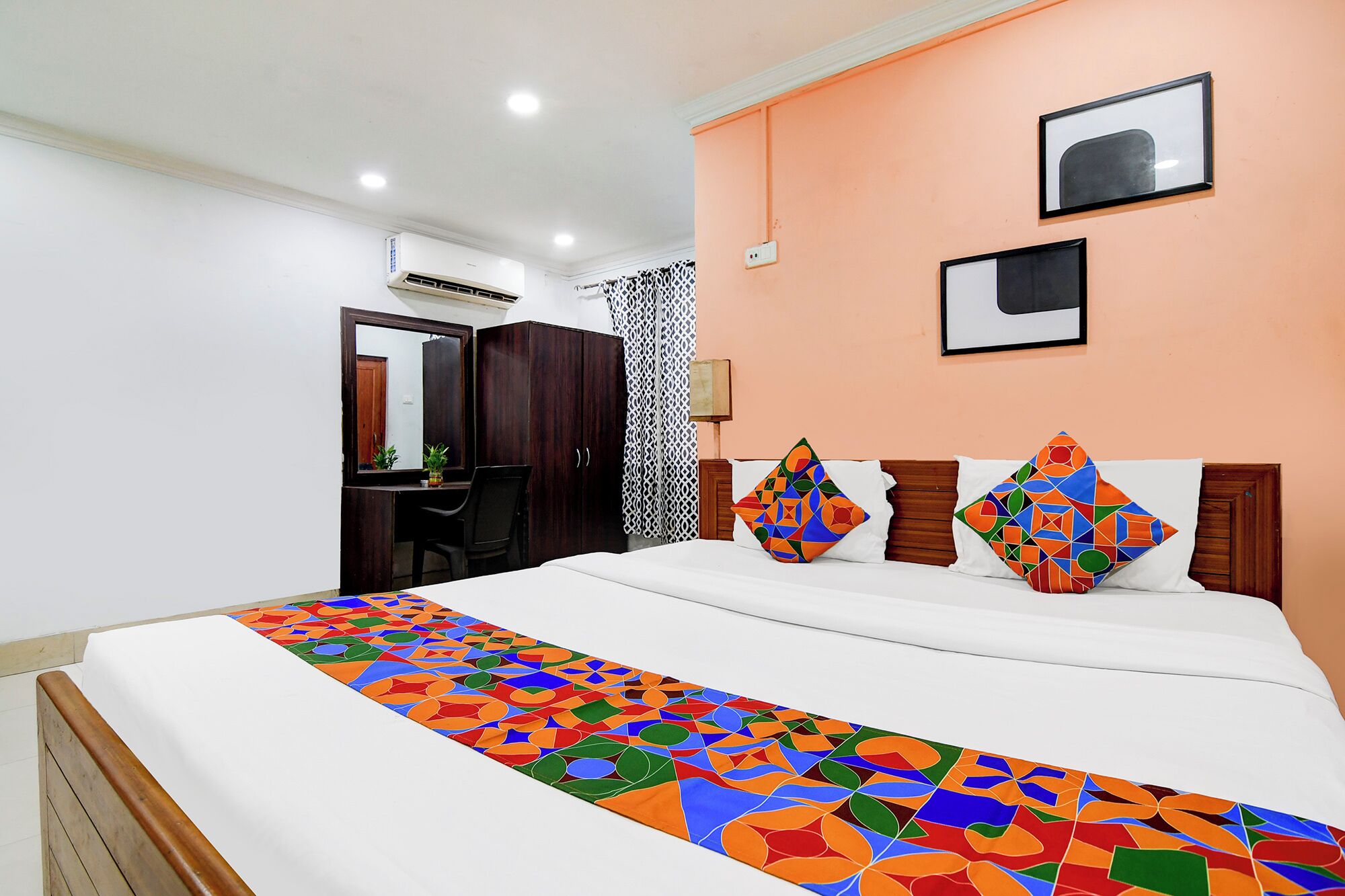 Egyptian cotton sheets, premium bedding, in-room safe, free WiFi