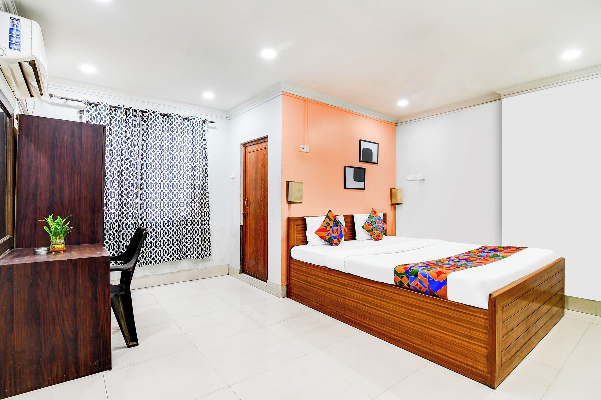 Egyptian cotton sheets, premium bedding, in-room safe, free WiFi