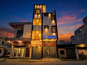 Exterior - Fabhotel Happy Stay I (Noida)