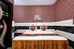 Egyptian cotton sheets, premium bedding, in-room safe, free WiFi - Fabhotel Happy Stay I (Noida)